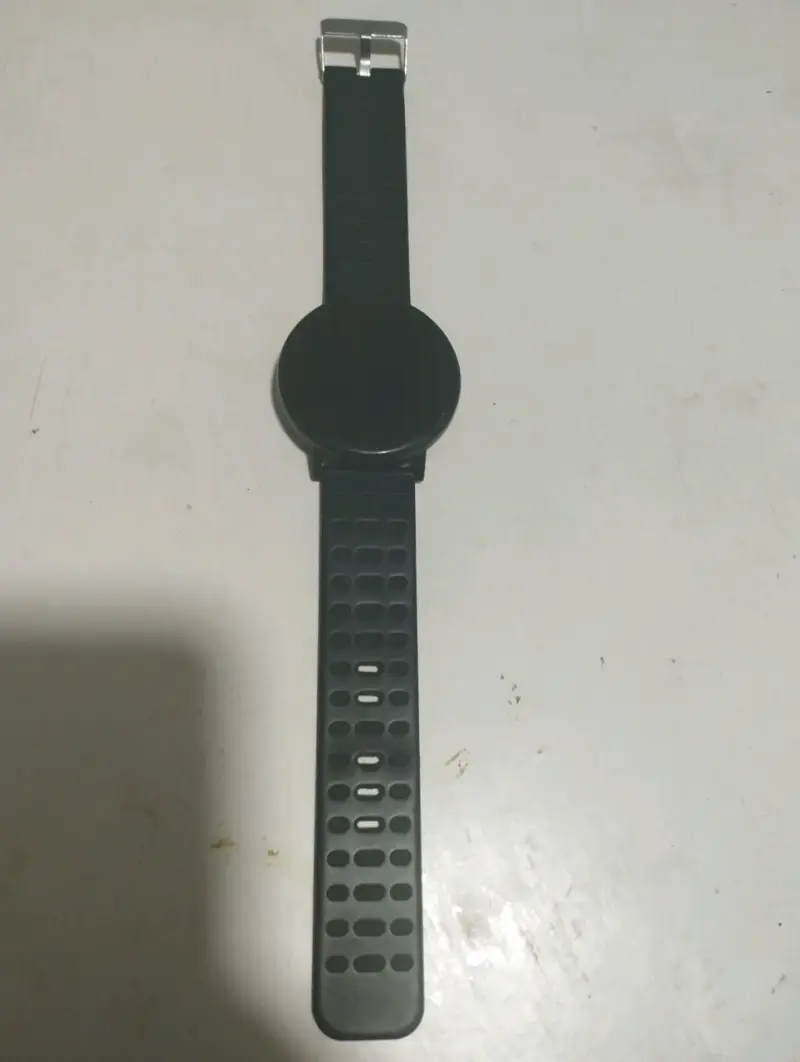 Reloj inteligente negro con correa de silicona