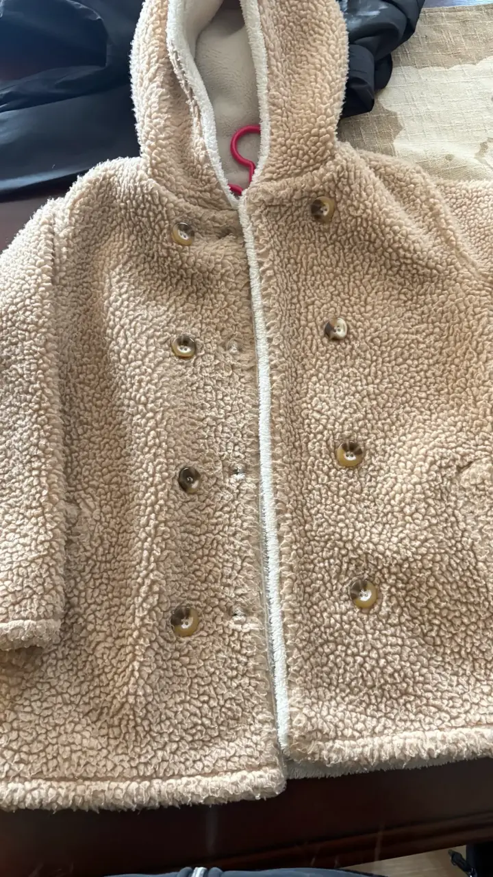 Abrigo de lana sintética con capucha beige - 1