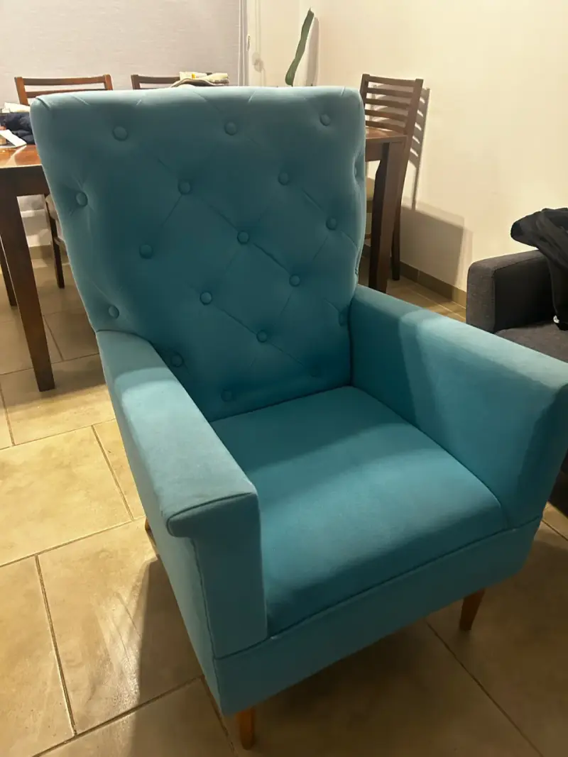 Sillón azul turquesa con diseño capitoné - 3
