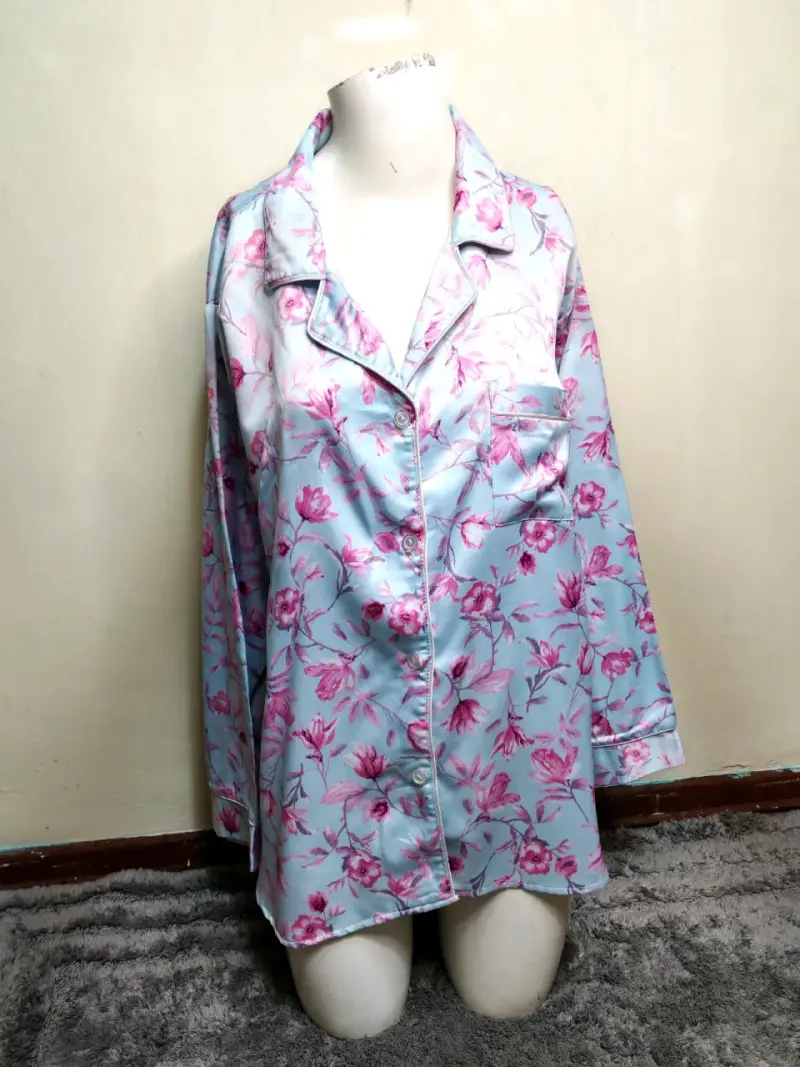 Pijama de satén floral azul y rosa - 1