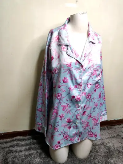 Pijama de satén floral azul y rosa - miniatura 2