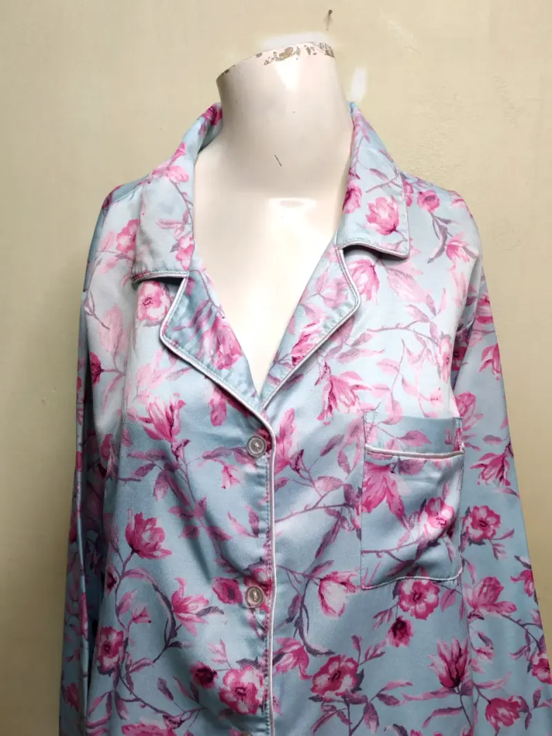 Pijama de satén floral azul y rosa - 3