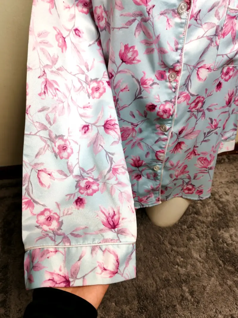 Pijama de satén floral azul y rosa - 4