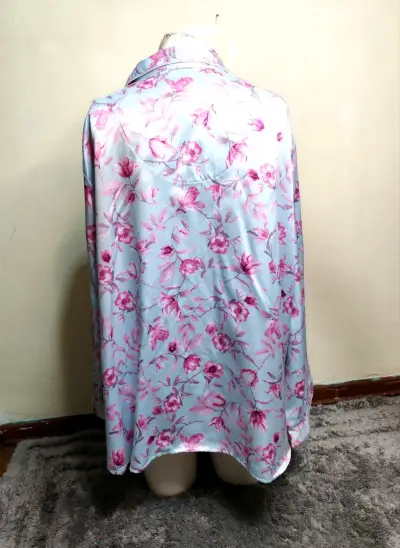Pijama de satén floral azul y rosa - miniatura 5