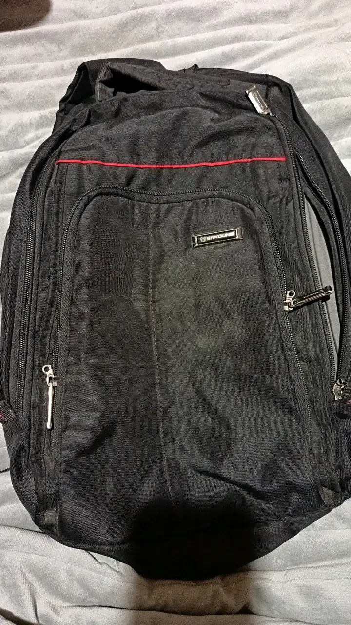Mochila negra Spalding con múltiples compartimentos - 1