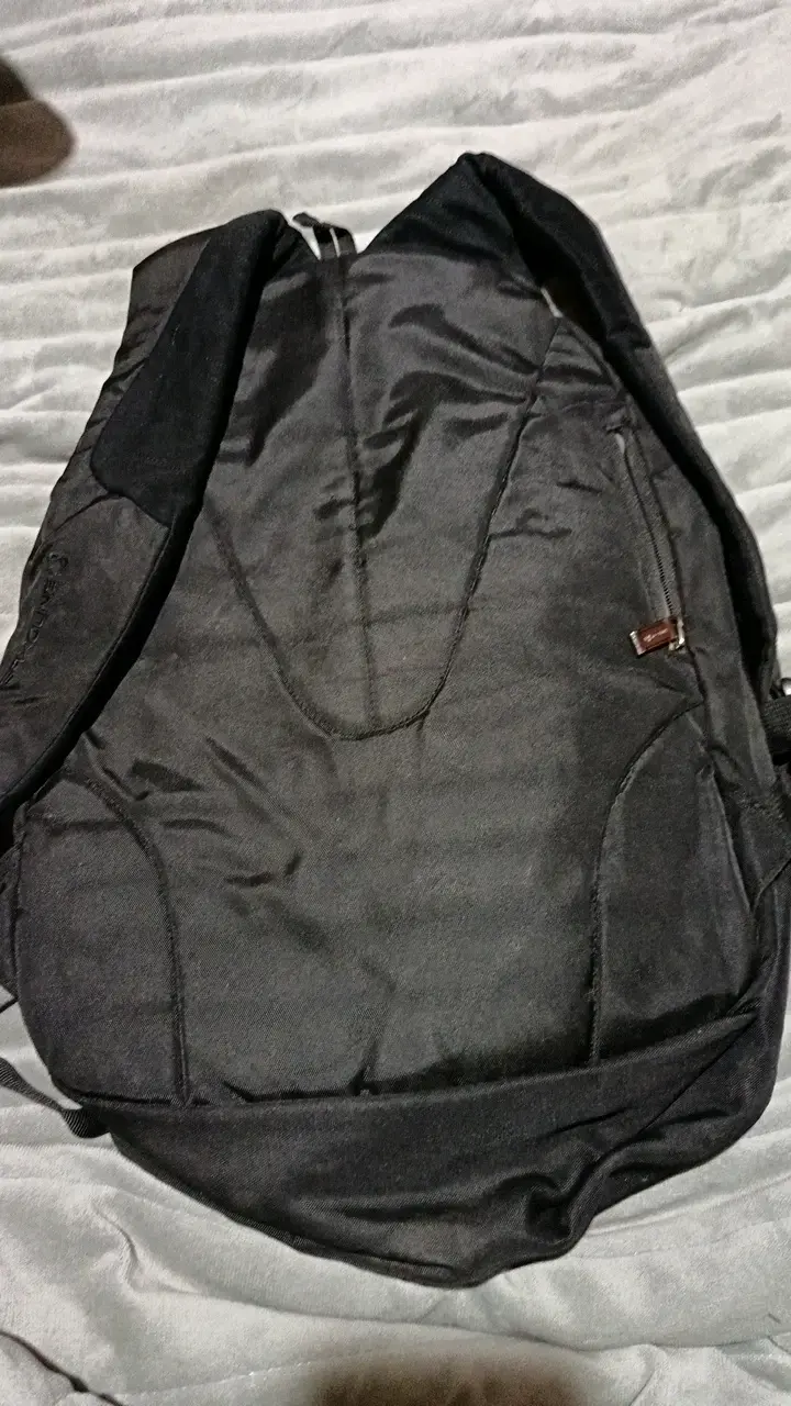 Mochila negra Spalding con múltiples compartimentos - 2
