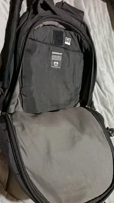Mochila negra Spalding con múltiples compartimentos - miniatura 3