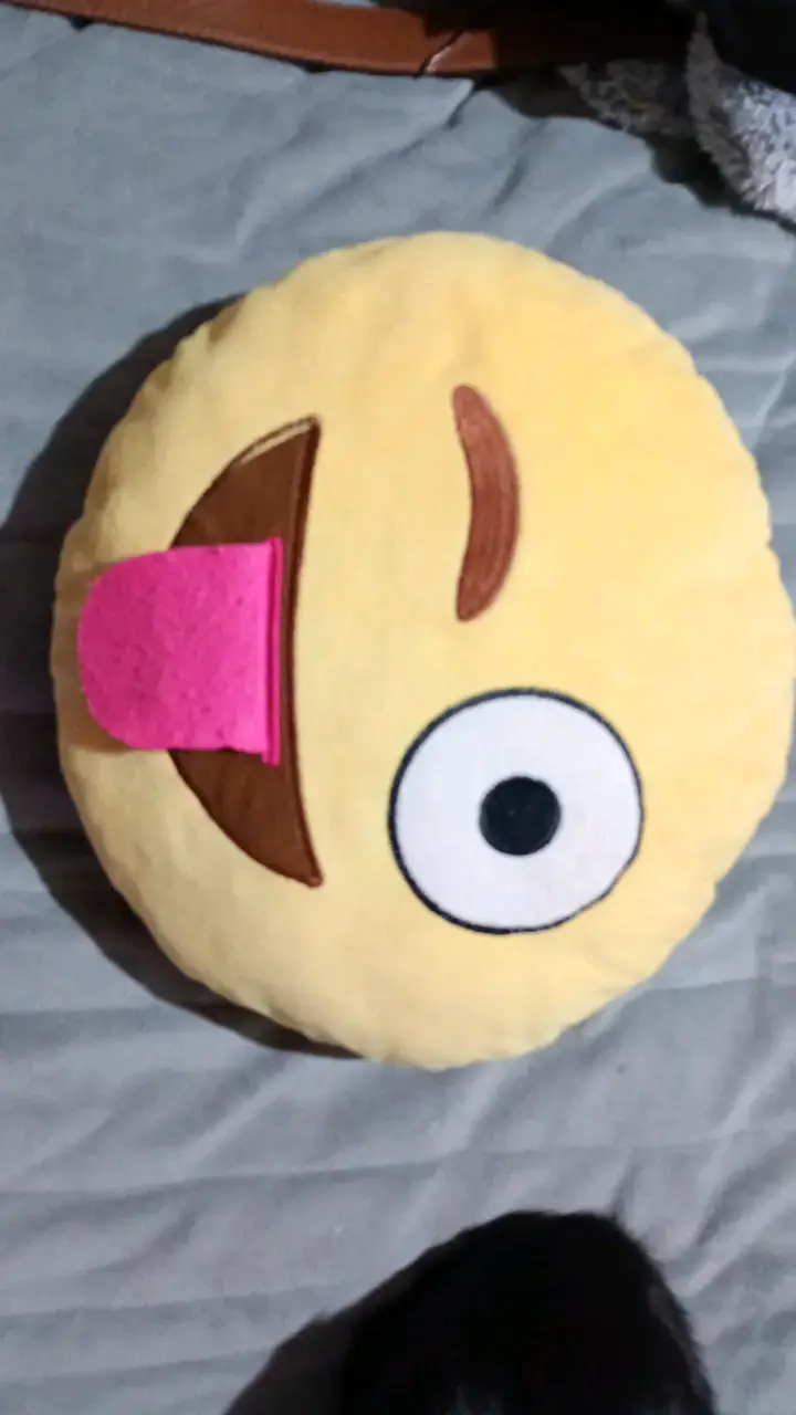 Cojín emoji guiñando ojo divertido