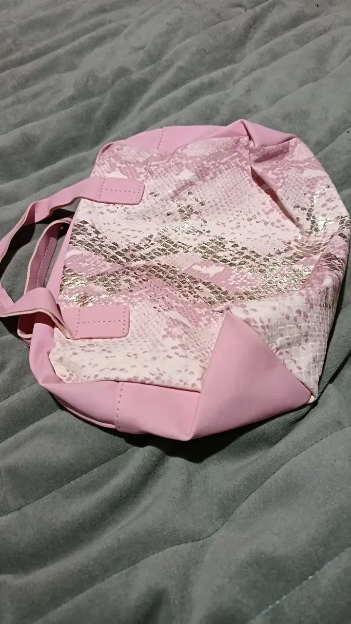 Bolso rosado con diseño de serpiente - 1