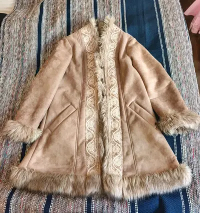 Abrigo de piel sintética con encaje beige - miniatura 2