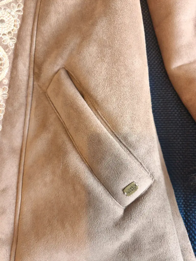 Abrigo de piel sintética con encaje beige - 3