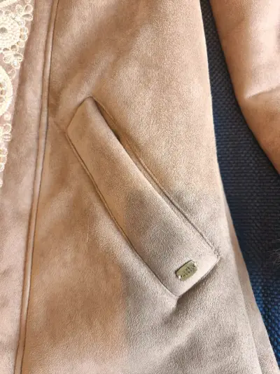 Abrigo de piel sintética con encaje beige - miniatura 3