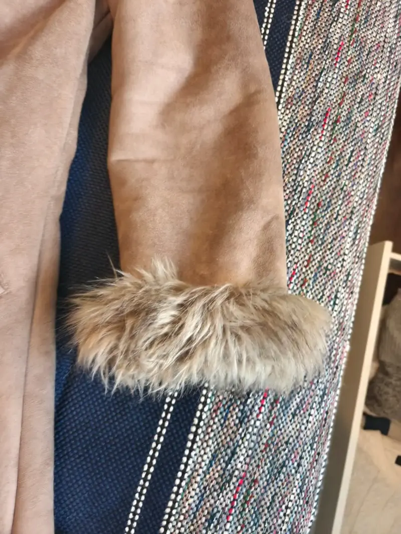 Abrigo de piel sintética con encaje beige - 4