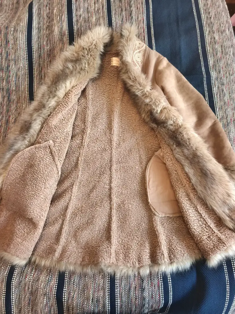 Abrigo de piel sintética con encaje beige - 5
