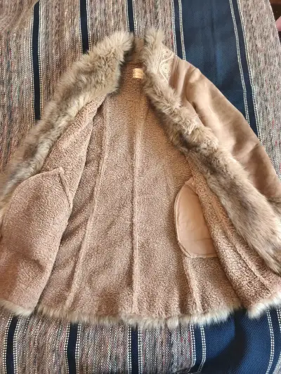 Abrigo de piel sintética con encaje beige - miniatura 5