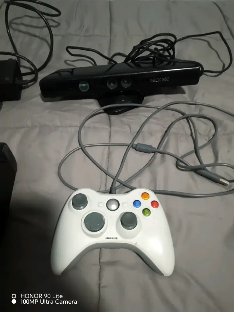 Consola Xbox 360 con Kinect y control - 3