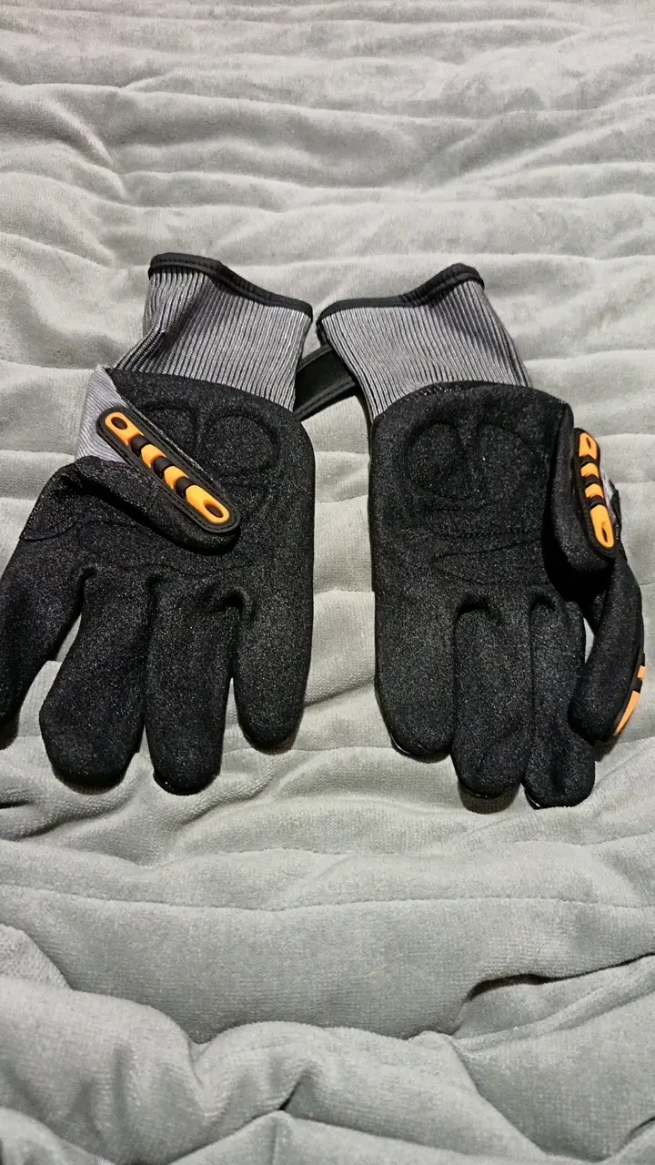 Guantes de protección negros con detalles naranjas - 1