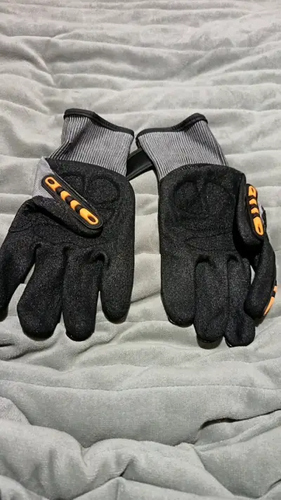Guantes de protección negros con detalles naranjas - miniatura 1