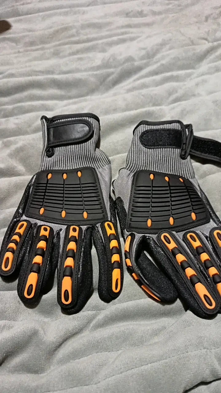 Guantes de protección negros con detalles naranjas - 2