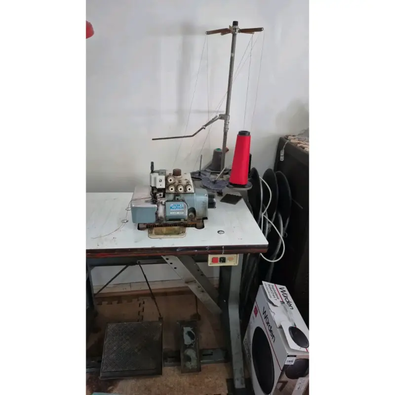 Máquina overlock industrial juki