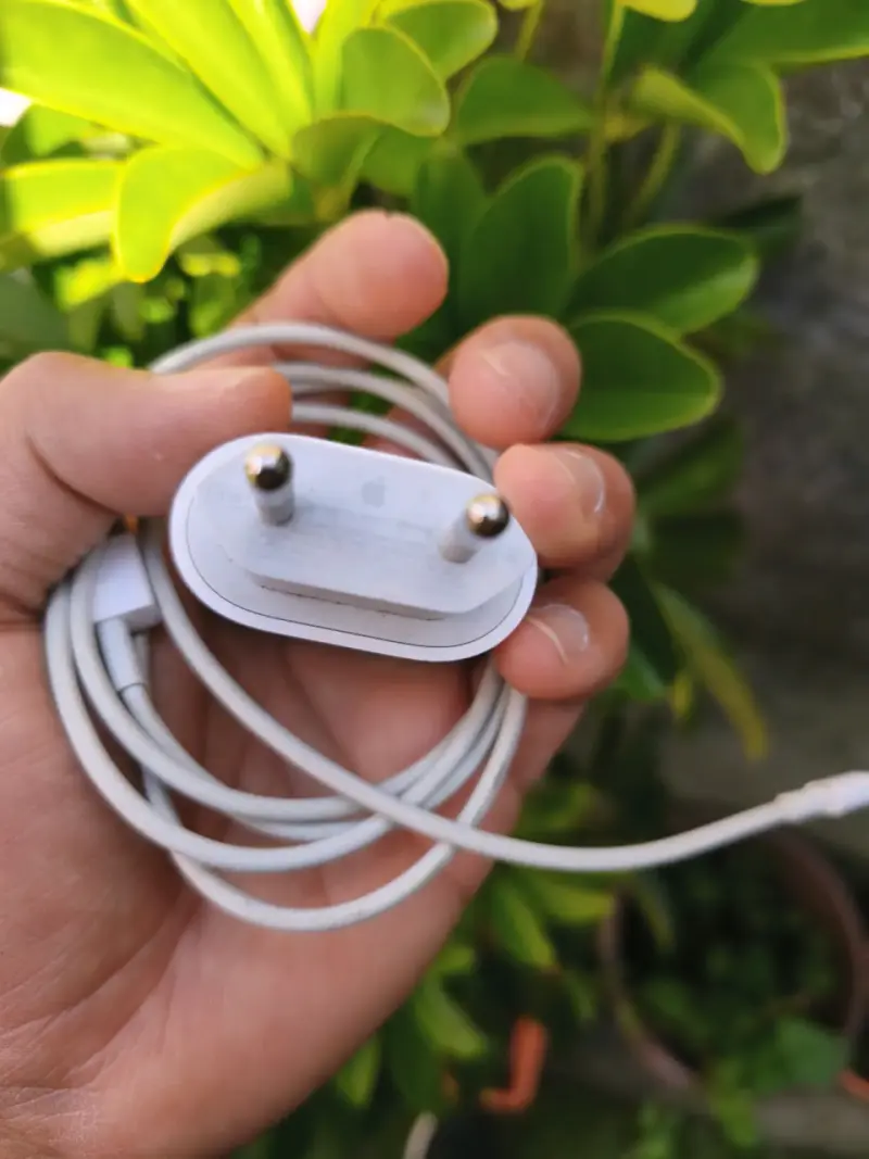 Cargador Apple USB con cable incluido - 1