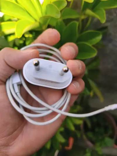 Cargador Apple USB con cable incluido - miniatura 1