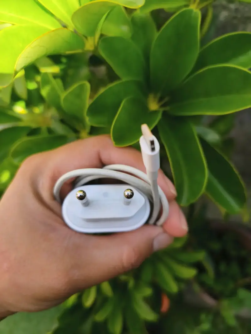 Cargador Apple USB con cable incluido - 4
