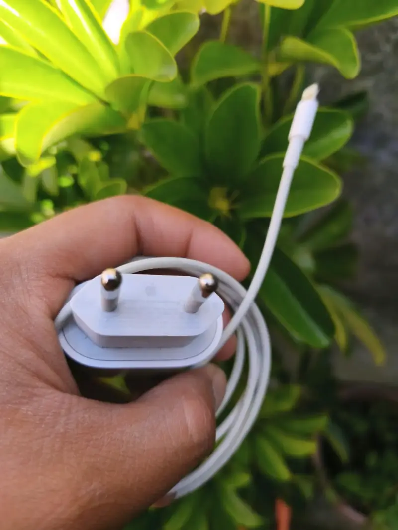 Cargador Apple USB con cable incluido - 5