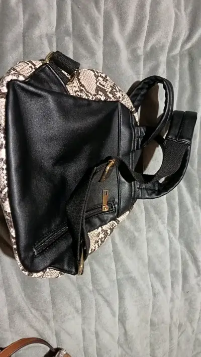 Mochila de cuero sintético con diseño de serpiente - miniatura 2