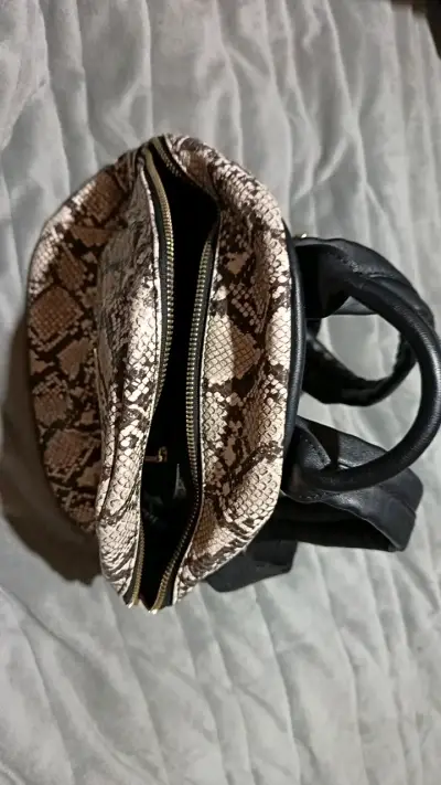Mochila de cuero sintético con diseño de serpiente - miniatura 3