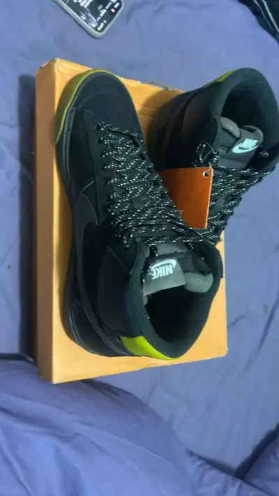 Zapatillas Nike negras con detalles verdes - miniatura 1