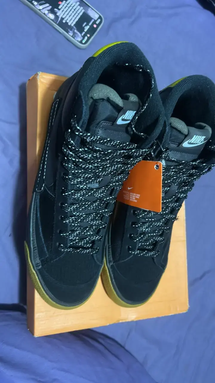 Zapatillas Nike negras con detalles verdes - 2