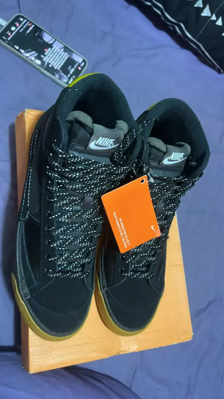Zapatillas Nike negras con detalles verdes - 3