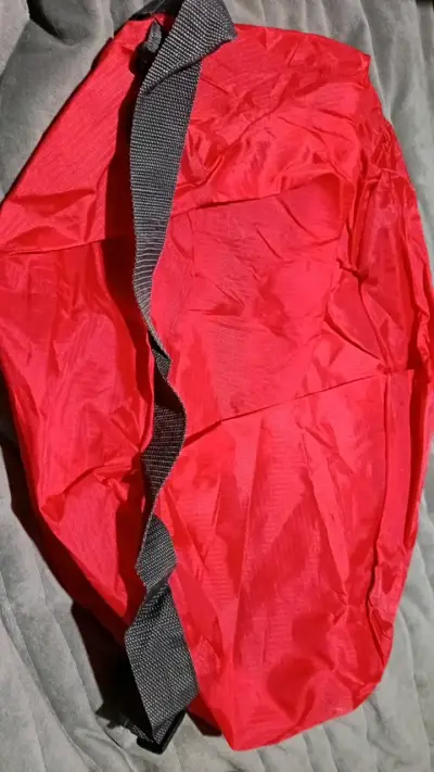 Mochila roja Cocha con correas ajustables - miniatura 2