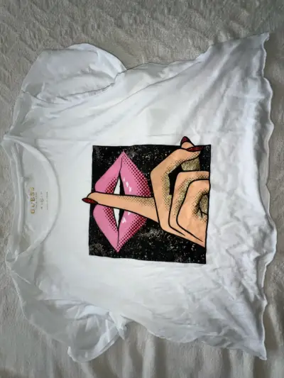 Polera Guess blanca con diseño pop art talla M - miniatura 1