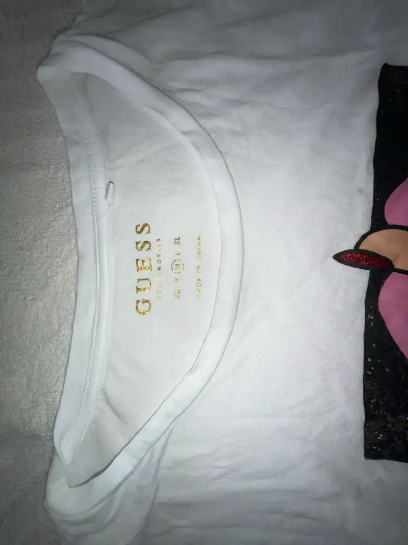 Polera Guess blanca con diseño pop art talla M - 2