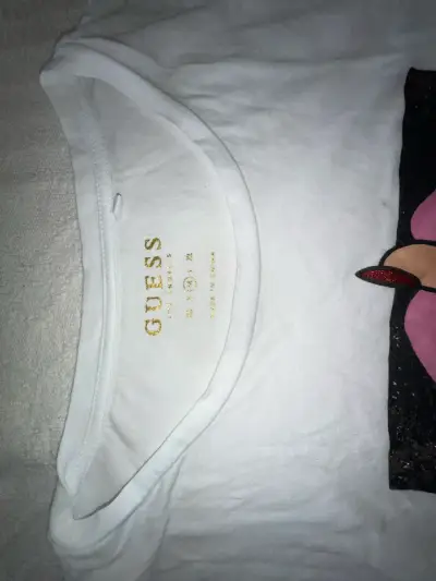 Polera Guess blanca con diseño pop art talla M - miniatura 2