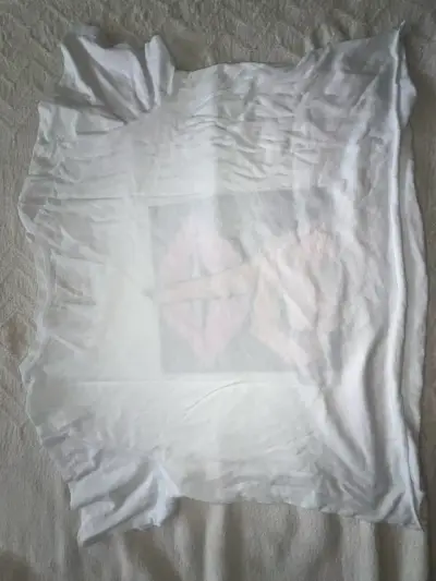 Polera Guess blanca con diseño pop art talla M - miniatura 3