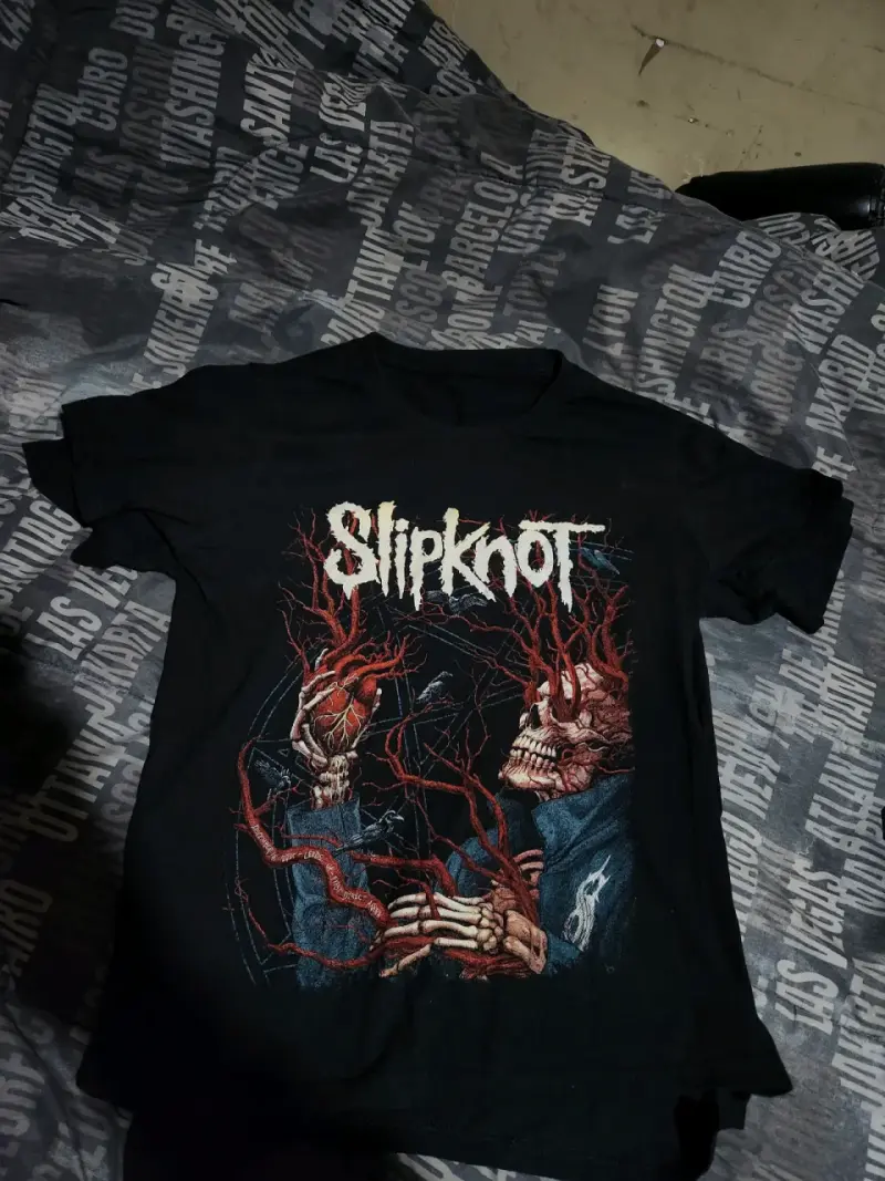 Polera Slipknot negra con diseño gráfico - 1