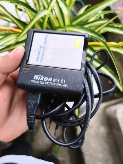 Cargador Nikon MH-61 para batería de cámara - miniatura 1