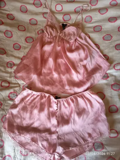 Pijama de satén rosa con encaje - miniatura 1