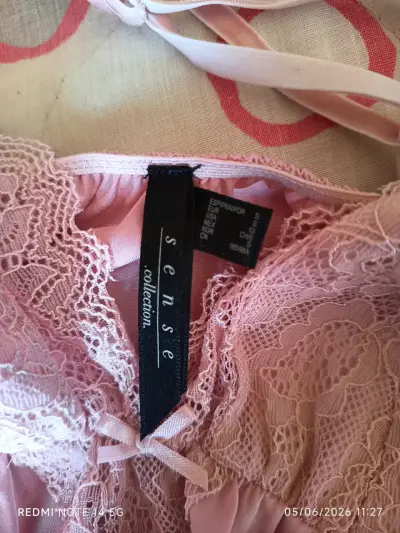 Pijama de satén rosa con encaje - miniatura 2