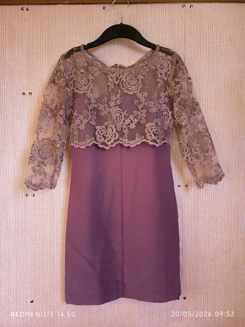 Vestido morado con encaje floral