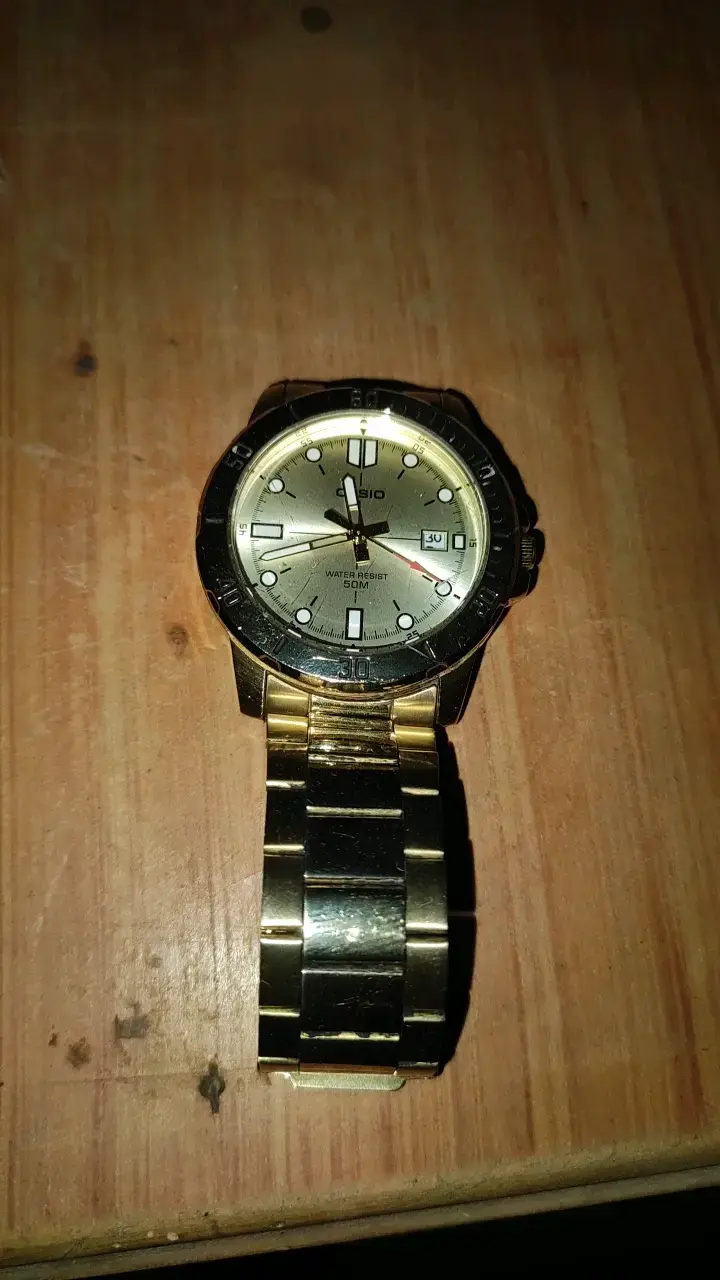 Reloj Casio dorado resistente al agua - 1
