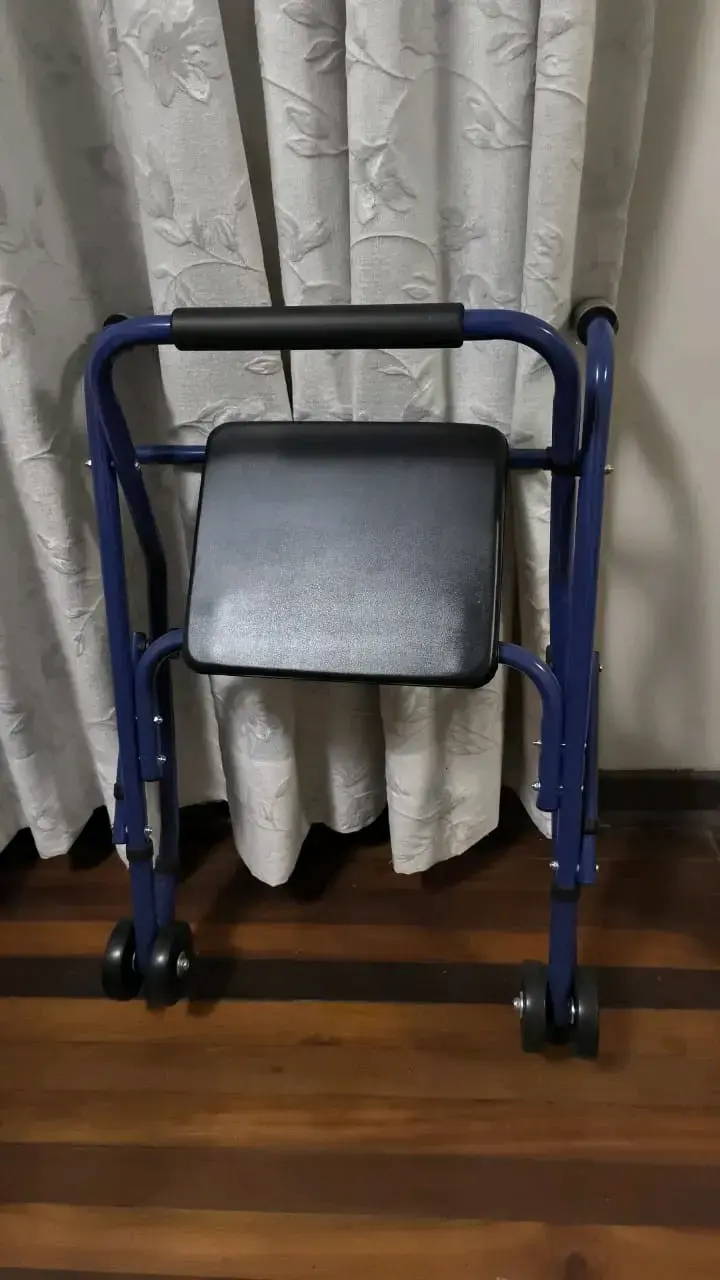Andador plegable con asiento y ruedas - 1