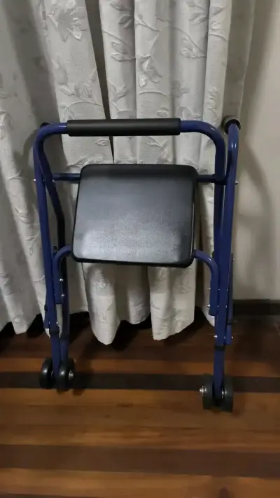 Andador plegable con asiento y ruedas - miniatura 1