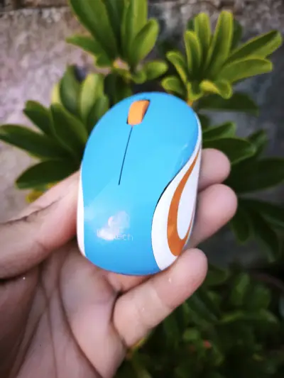 Mouse inalámbrico Logitech azul y naranja - miniatura 2