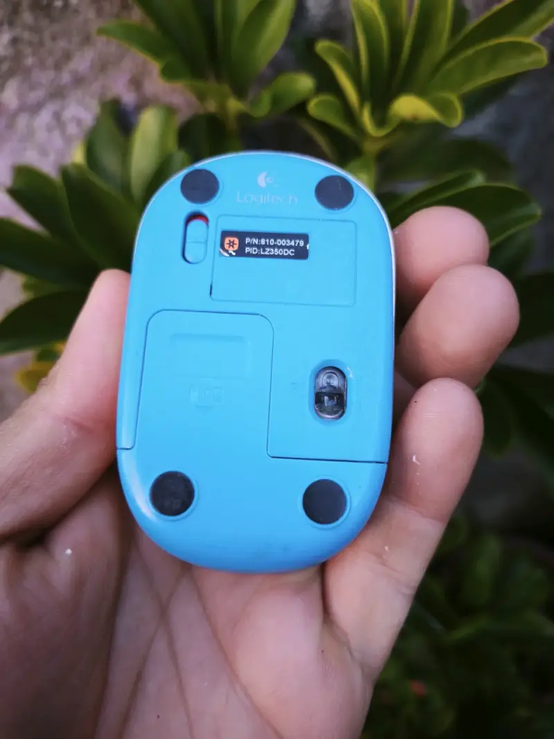 Mouse inalámbrico Logitech azul y naranja - 3