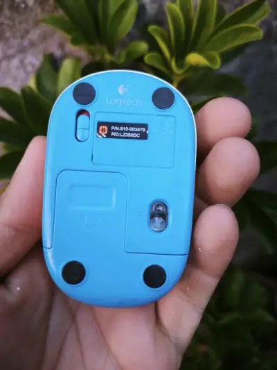 Mouse inalámbrico Logitech azul y naranja - miniatura 4