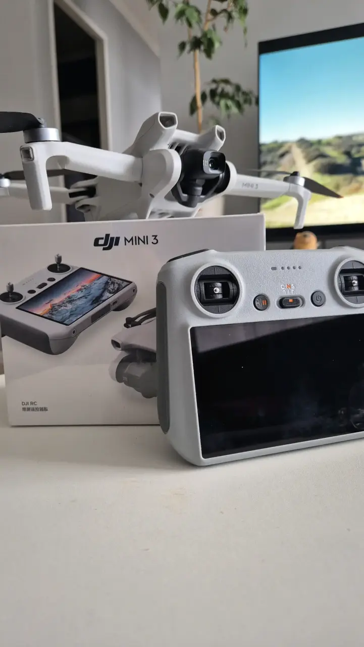 Drone DJI Mini 3 con control RC con pantalla incl - 1